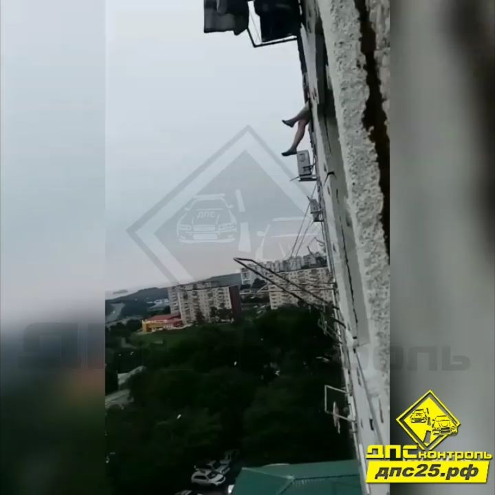 Мужчина на окне 9 этажа во Владивостоке возмутил приморцев (видео)