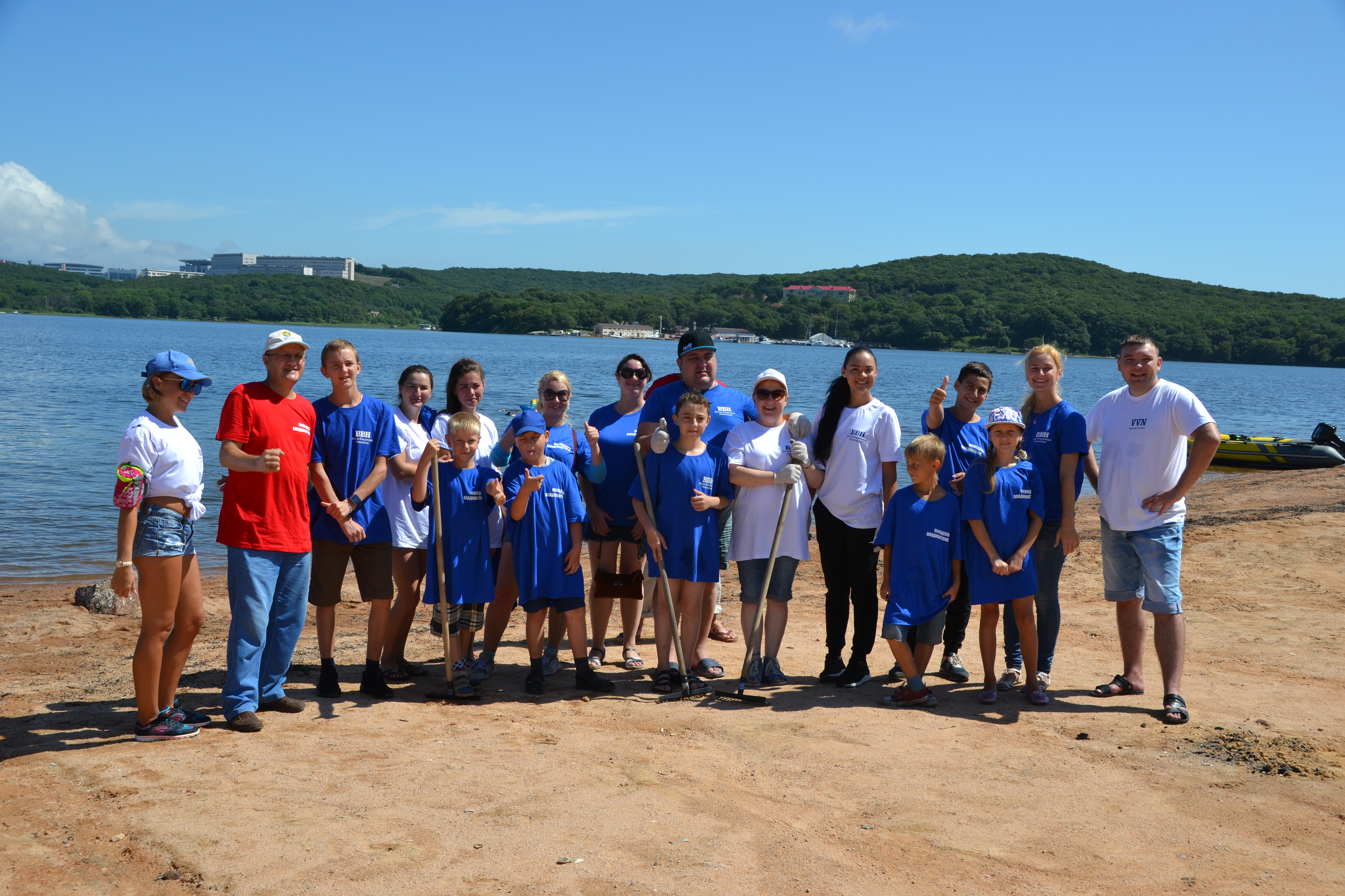 Программа "Чистый дворик" продолжает приводить в порядок остров Русский