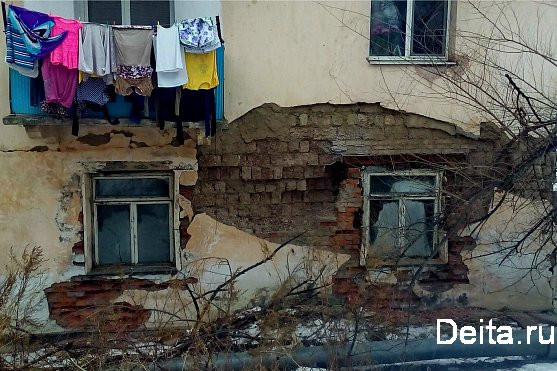 Вместо новых квартир жильцам аварийного дома в Артеме подарили асфальт (фото)
