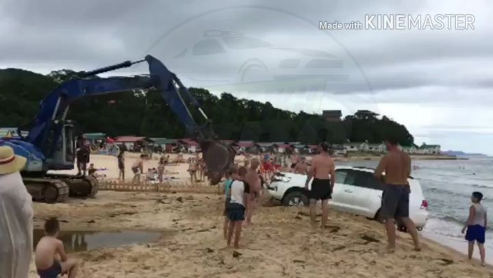 Элитное авто спасали всем миром на пляже в Приморье (видео)