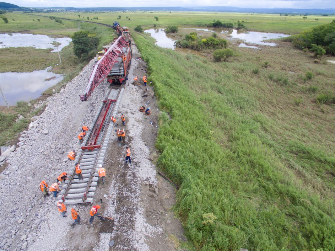 Развороченные ливнем рельсы меняют в Приморье
