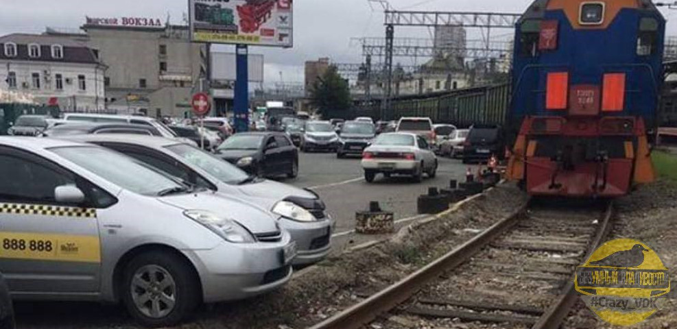 Владивостокский таксист попытался остановить поезд своим автомобилем