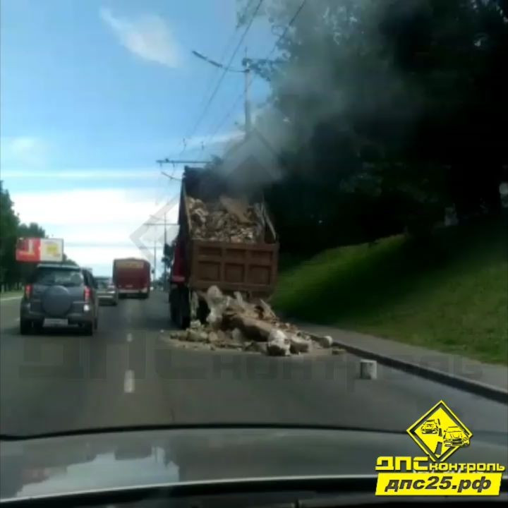 Во Владивостоке содержимое грузовика загорелось на ходу (видео)