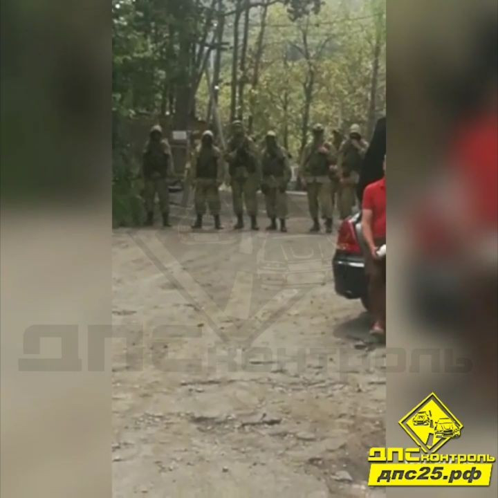 Люди с автоматами заблокировали стоянку во Владивостоке (видео)