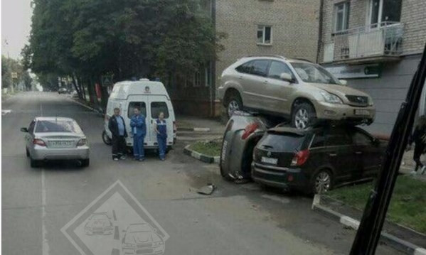 Пирамиду из автомобилей собрал водитель в Туле