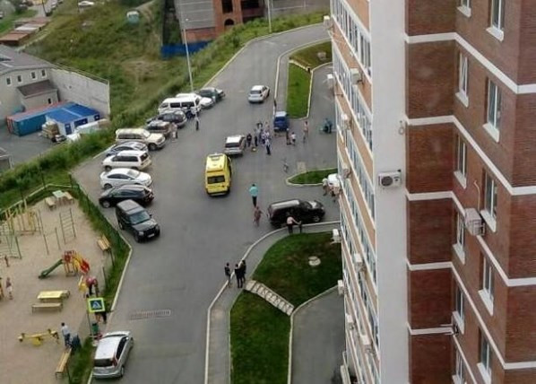 Ребенок попал под машину возле дома во Владивостоке