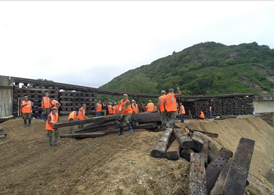 Военные отремонтируют поврежденный ливнями мост в Приморье