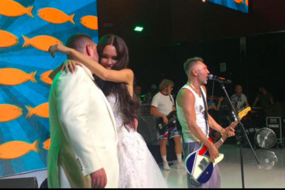 Иностранные СМИ обсуждают роскошную свадьбу российского олигарха и модели