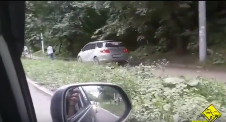 Необычным способом автолюбитель объехал пробку во Владивостоке (видео)