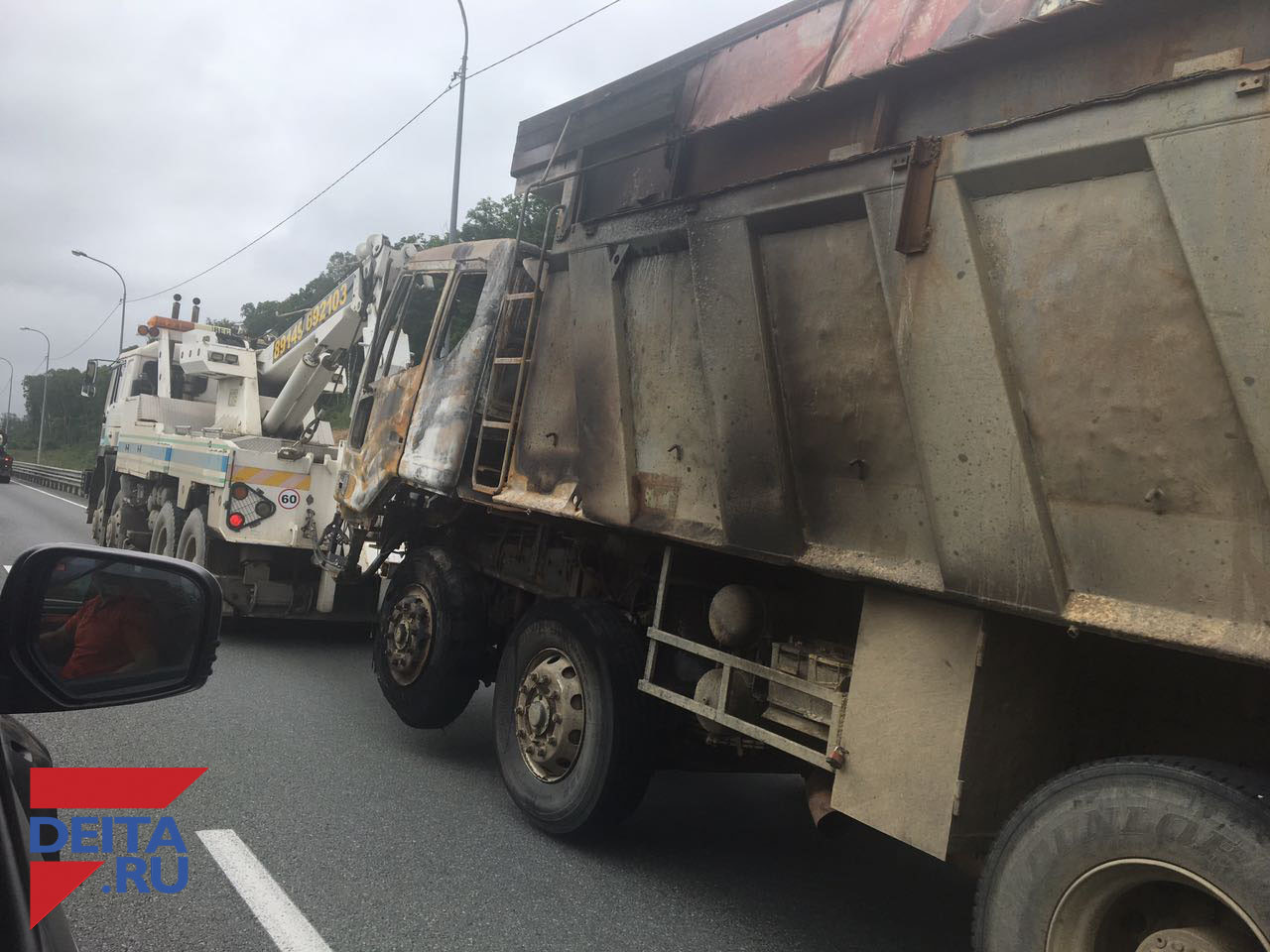 Сгоревший грузовик мешает движению на въезде во Владивостоке (фото)