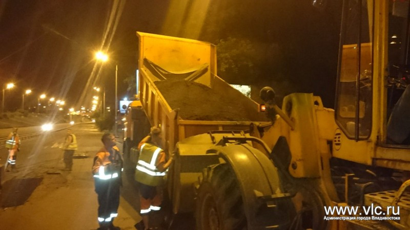Ночь - жаркое время для владивостокских дорожников
