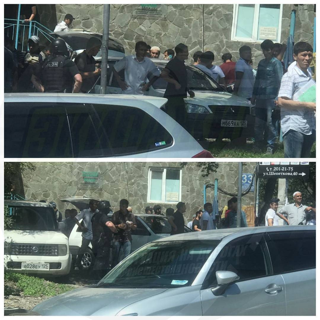 Во Владивостоке бойцы ОМОНа оцепили мечеть (фото)