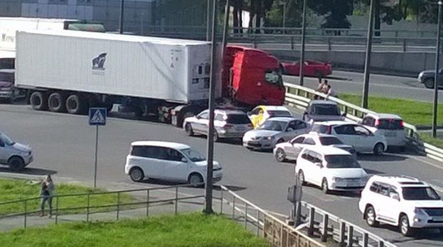 Большегруз устроил переполох на Детском парке