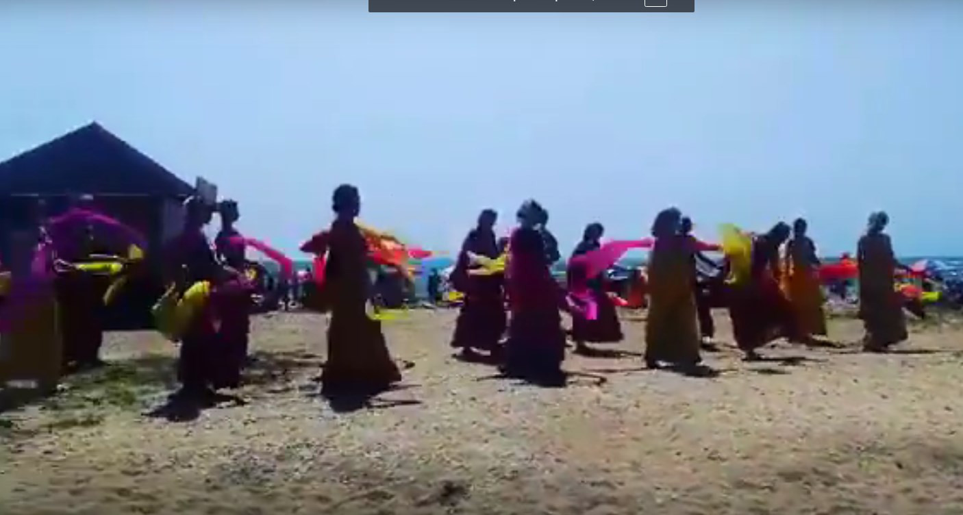 Кришнаиты развлекают отдыхающих на пляже танцами в Приморье