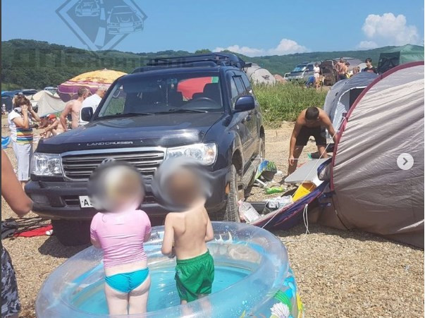 На пляже в Приморье Land Cruiser подмял под себя все — очевидцы
