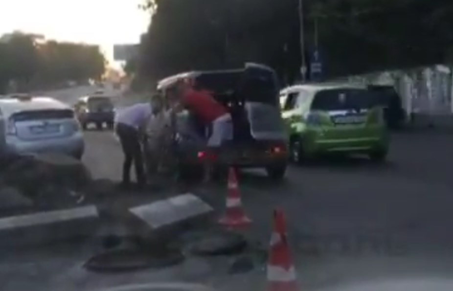 Стало известно, как и куда исчезают крышки ливневок (видео)