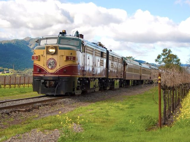 Американский винный поезд возит пассажиров по лучшим виноградникам