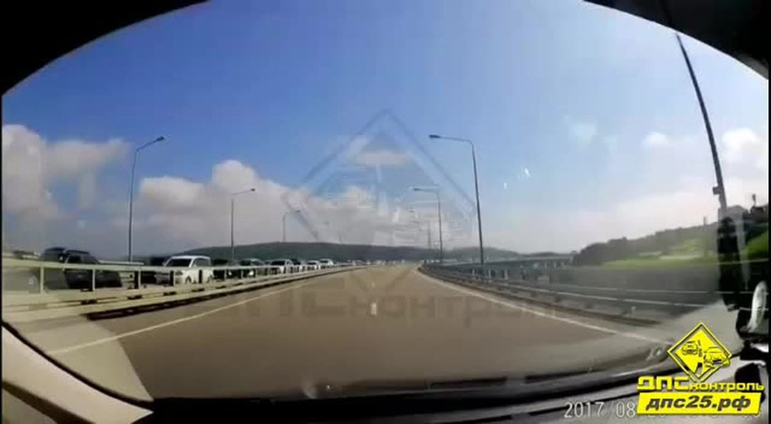 Сотни  машин встали в крупную пробку во Владивостоке (фото)