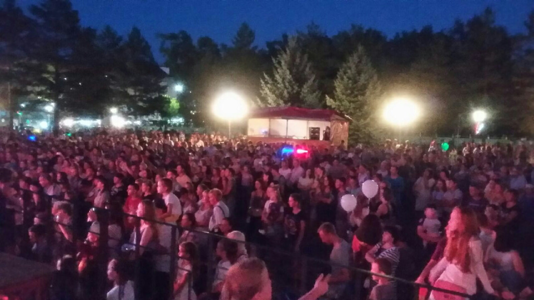 На улицы Арсеньева вышли тысячи горожан (фото)