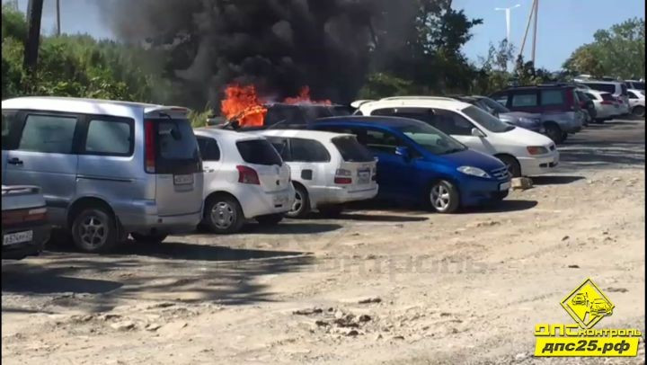 Авто вспыхнуло и сгорело у всех на глазах на о. Русский (видео)