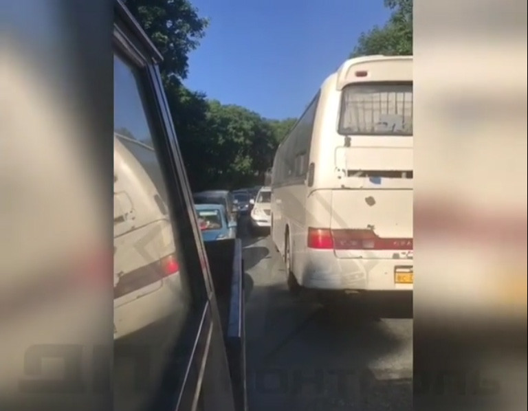 Опрометчивость водителя едва не привела к крупной аварии в Приморье (видео)