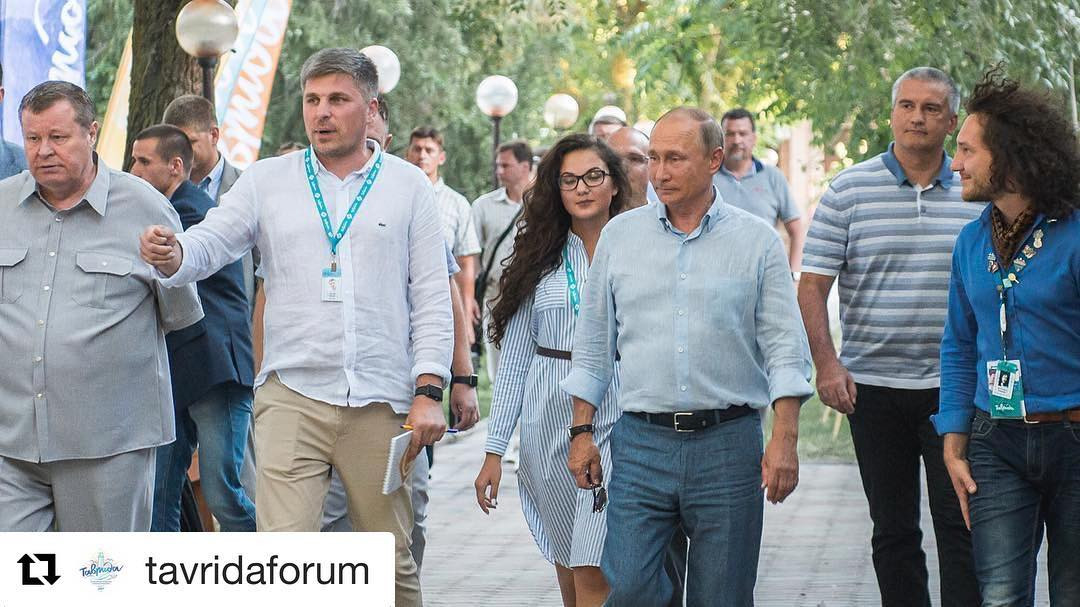 Владимир Путин продемонстрировал навык игры на свистульке (видео)