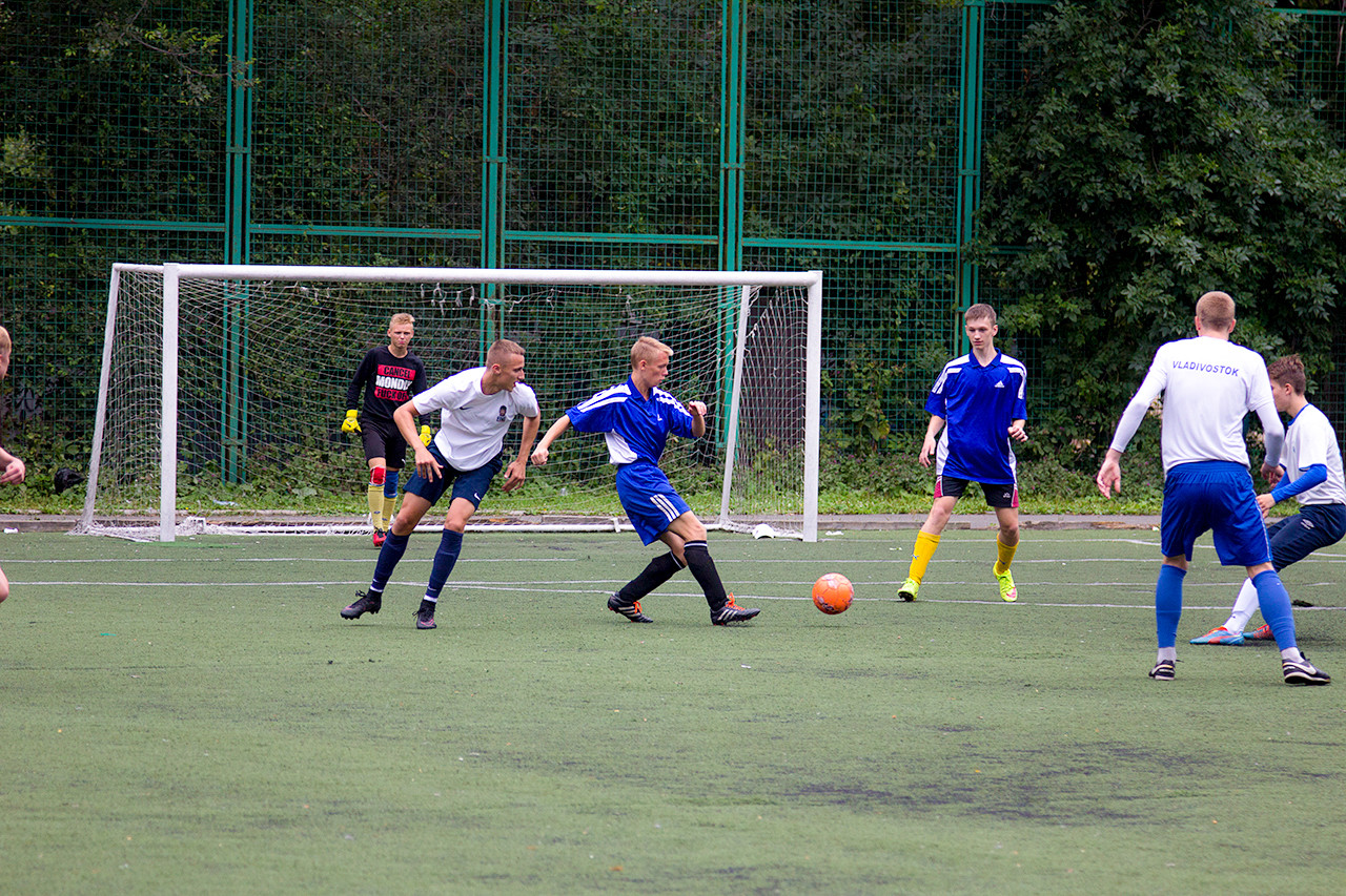 Путевки в четвертьфинал турнира по дворовому футболу разыграли во Владивостоке