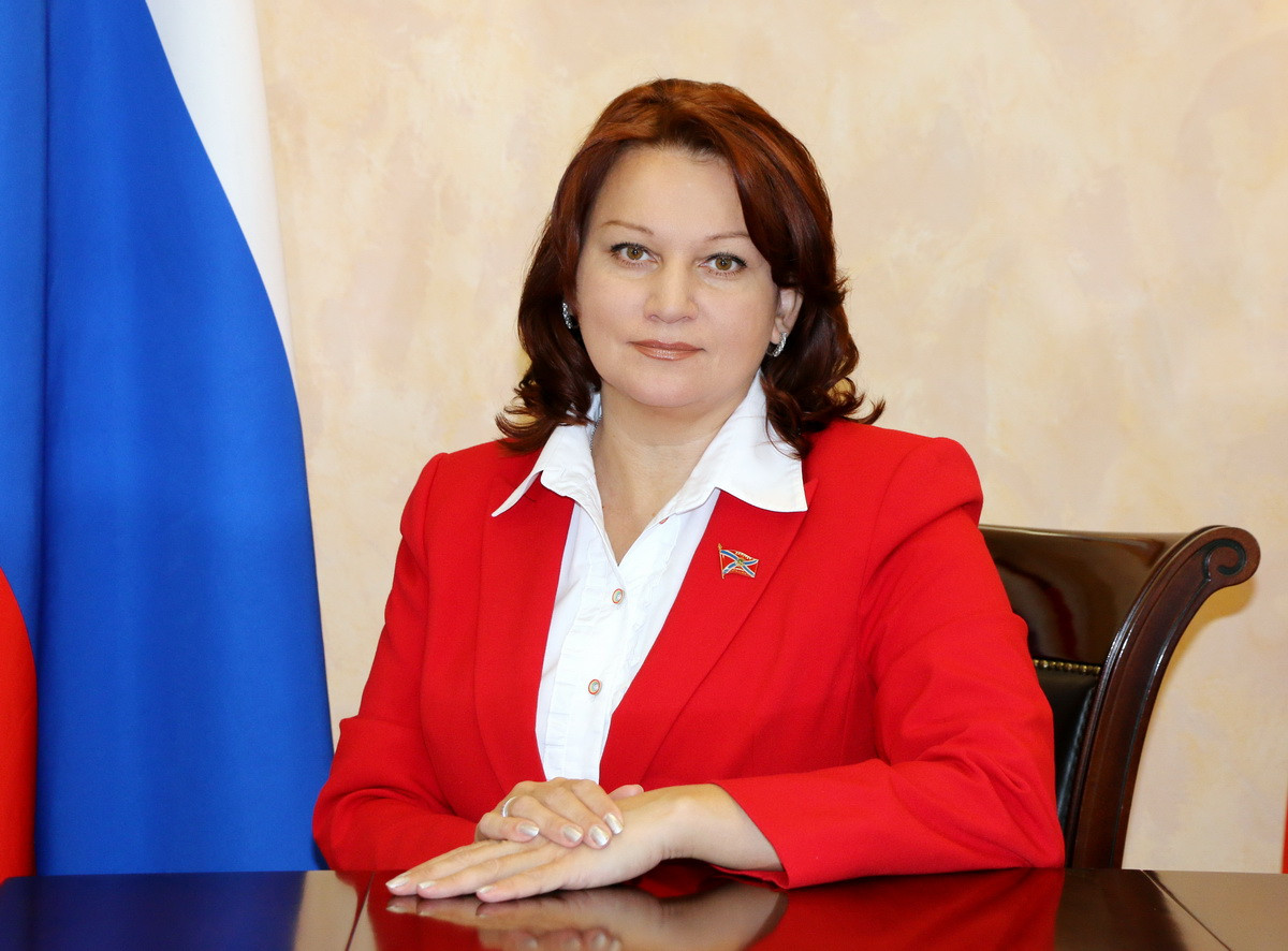 Елена Новицкая поздравляет владивостокцев с Днем Государственного флага