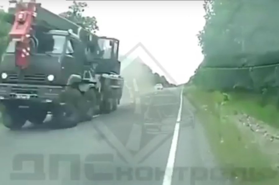 Военный КамАЗ чуть не уничтожил гражданский авто в Хабаровском крае (видео)