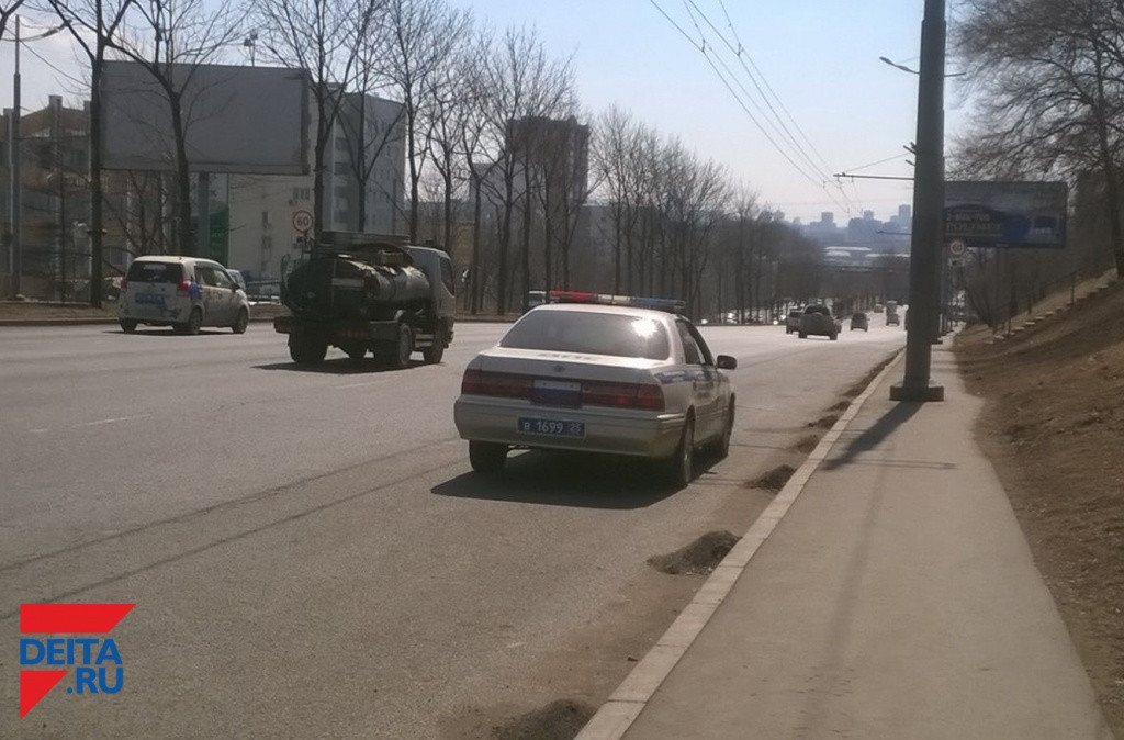 Полицейские проверяют таксистов и водителей маршруток Владивостока