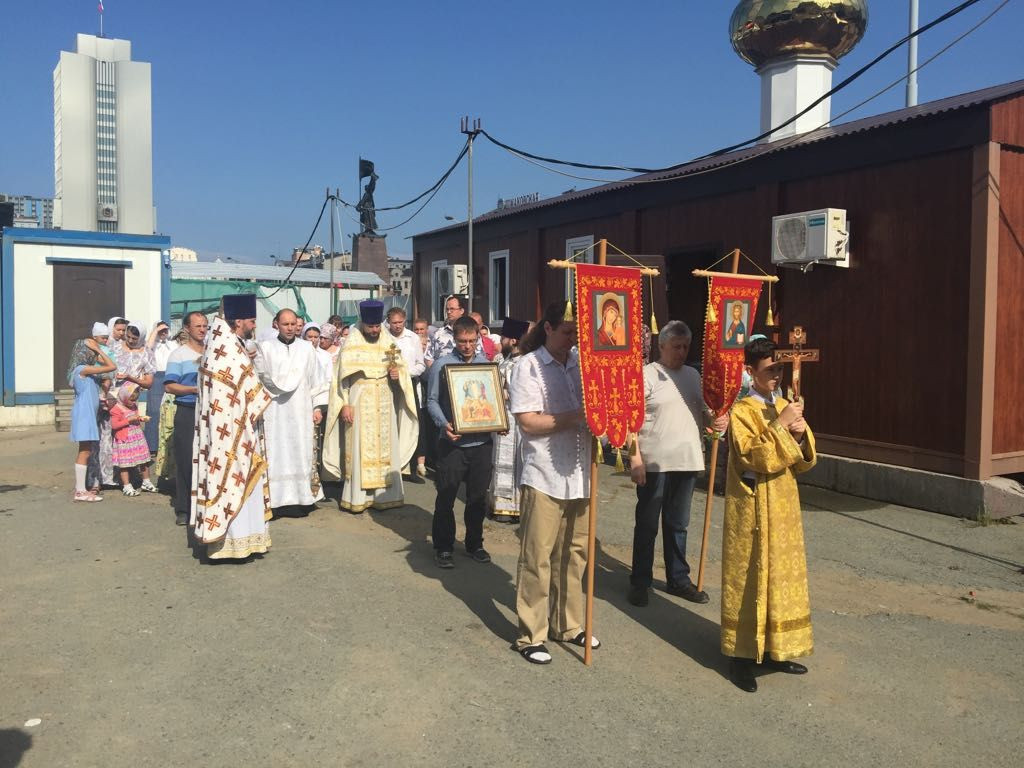 Православные Владивостока совершили крестный ход к недостроенному собору