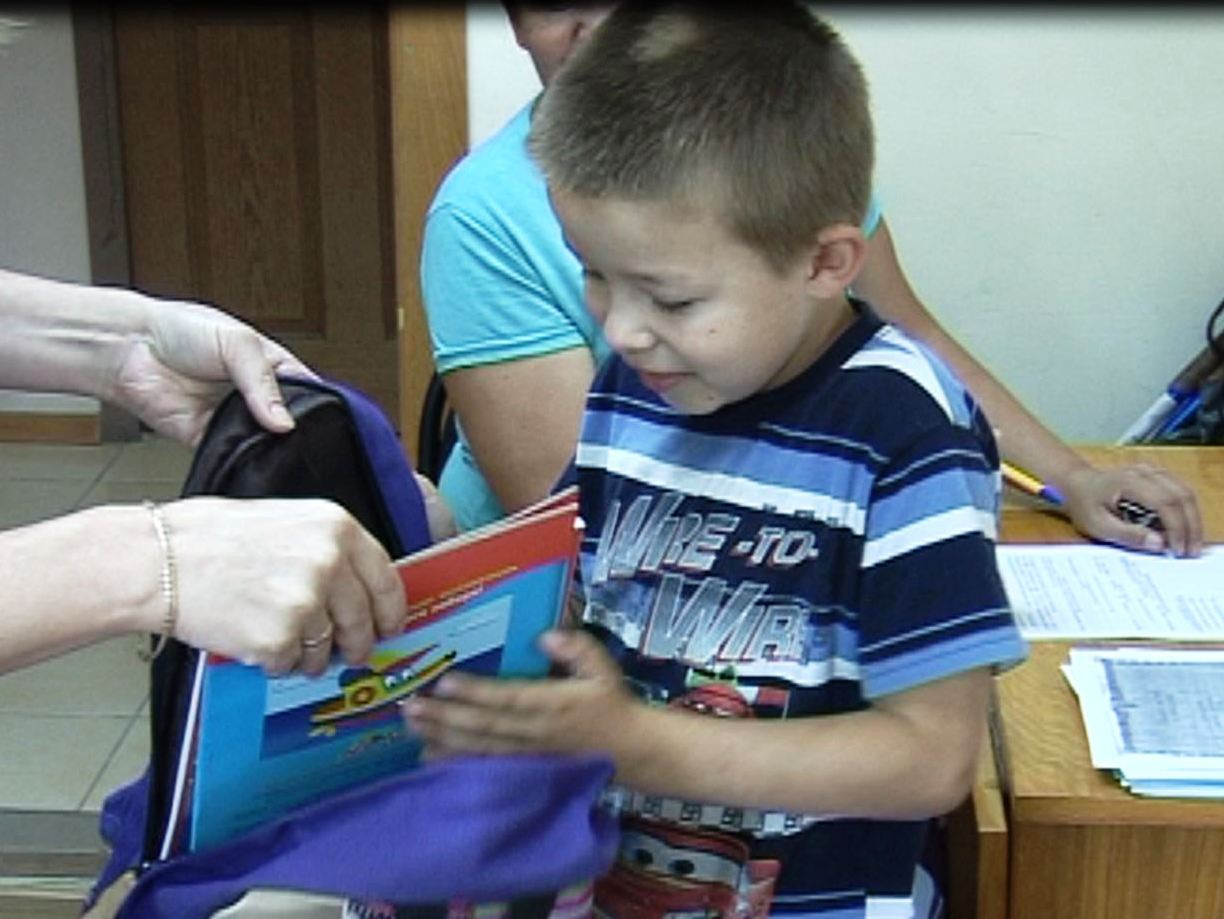 Депутат Сергей Слепченко принял участие в акции "Помоги собраться в школу"