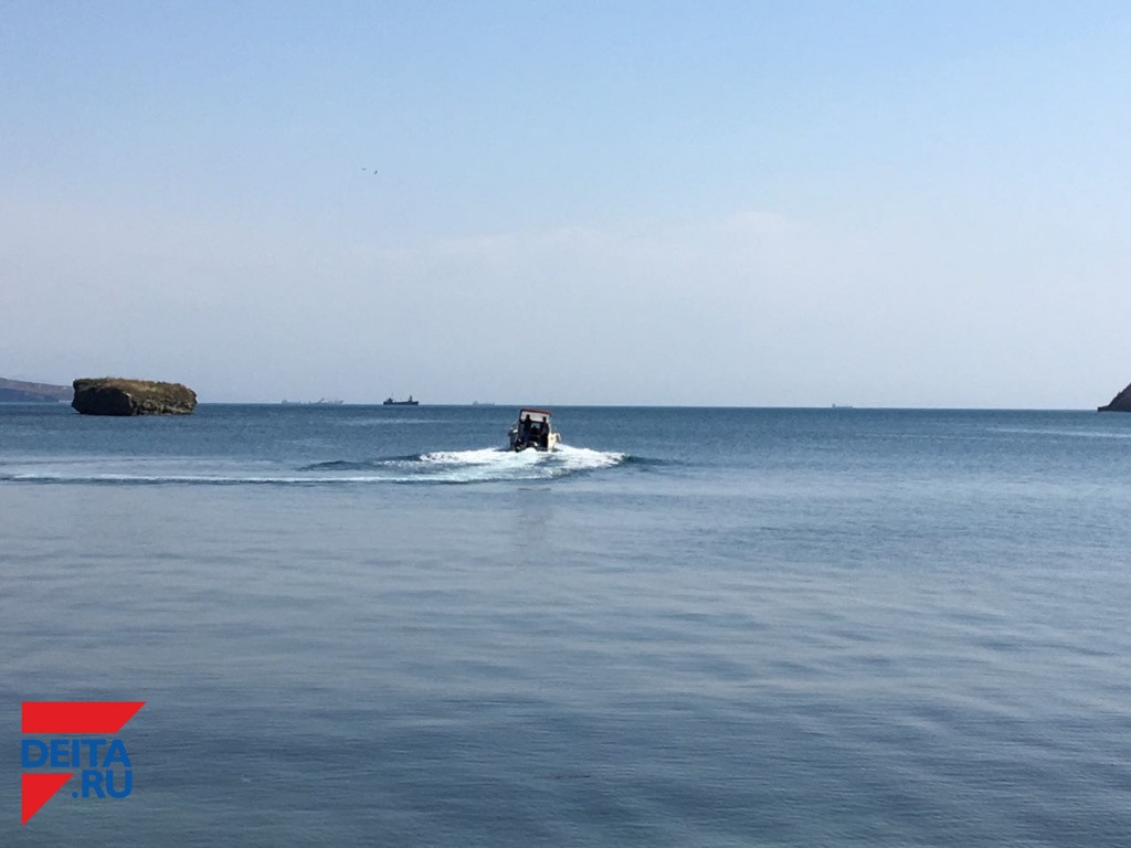 Во Владивостоке загорелся катер