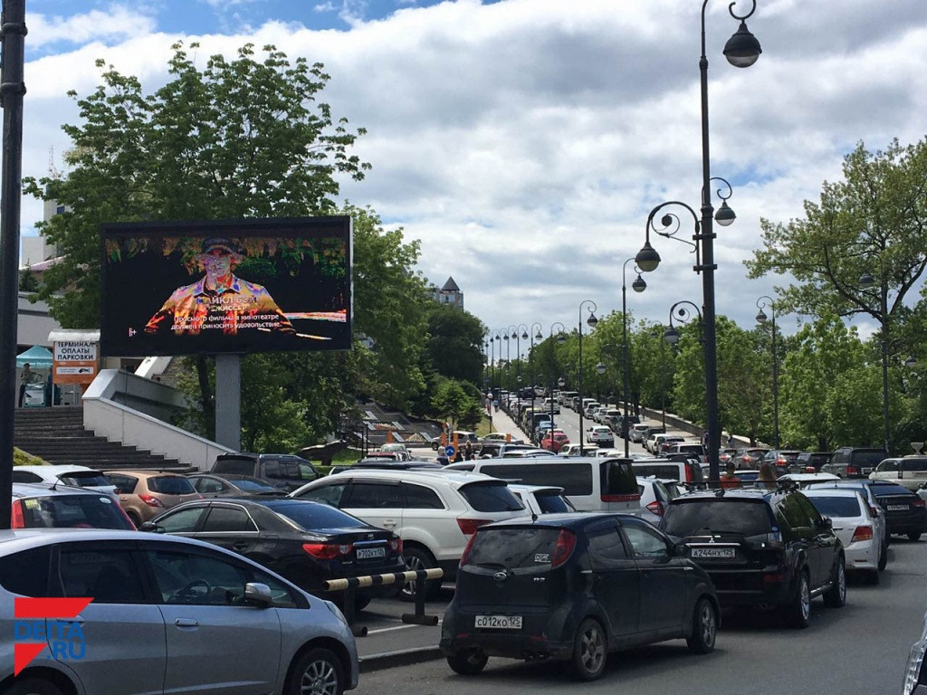 Машины жителей Владивостока закидали яйцами
