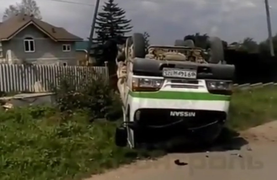 В приморском городе перевернулся грузовик (видео)