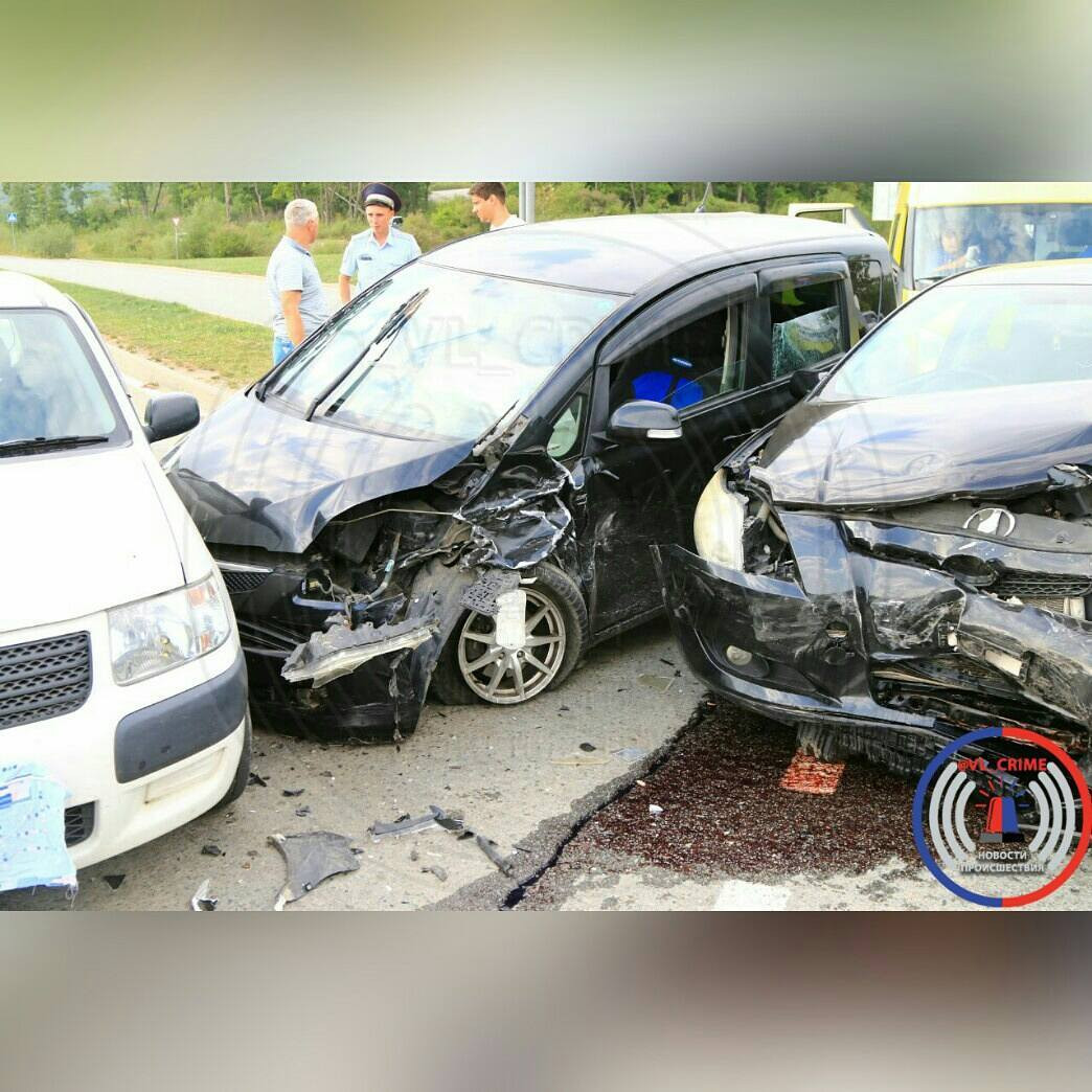 Три Toyota не поделили дорогу во Владивостоке (фото)