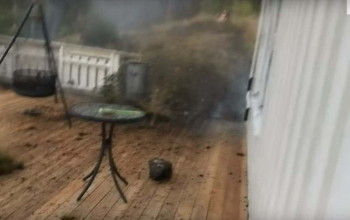 Пока норвежец снимал грозу, молния уничтожила его веранду