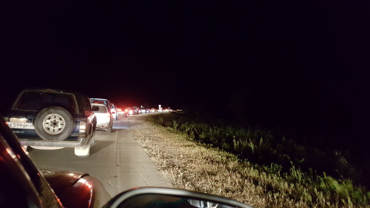 Огромная пробка испортила приморцам курортный отдых на выходных (фото)