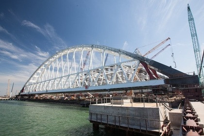 Началась установка железнодорожной арки Крымского моста