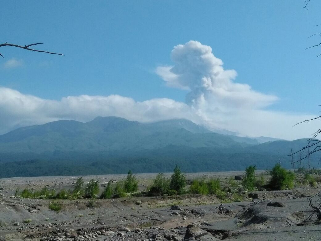 Видео извержения вулкана завораживает пользователей сети