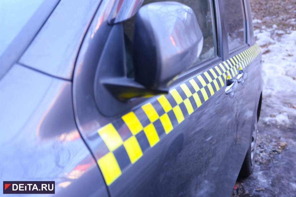 Заставившего обмазаться зеленкой пассажиров таксиста осуждают коллеги