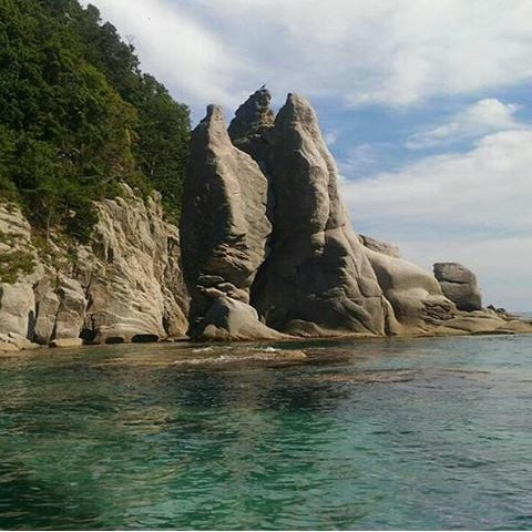 Мужчина упал со скалы на глазах очевидцев