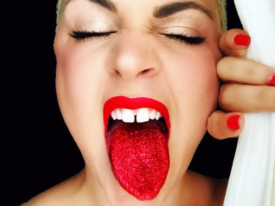 В соцсетях набирает обороты новый тренд - блестящий язык