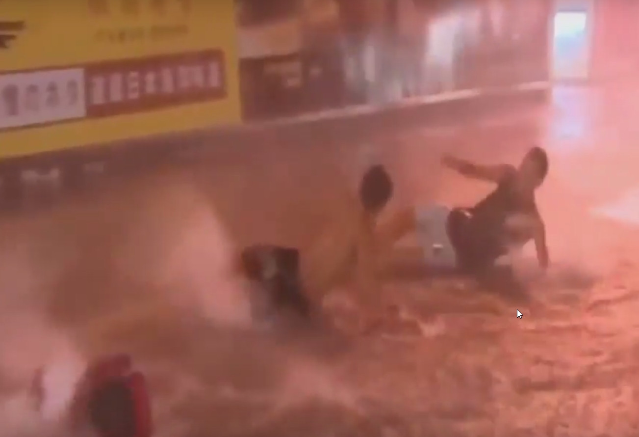 Мощнейший тайфун «Хато» унес в Китае 12 жизней (фото)