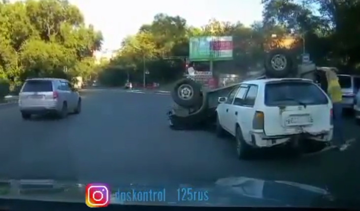 Внедорожник перевернулся во Владивостоке: как это было (видео)