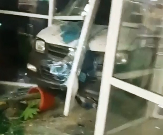 Автолюбитель снес фасад торгового дома в Приморье (фото)