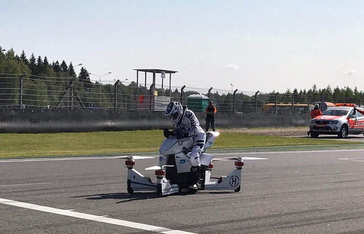 Летающий мотоцикл впервые публично испытали в России