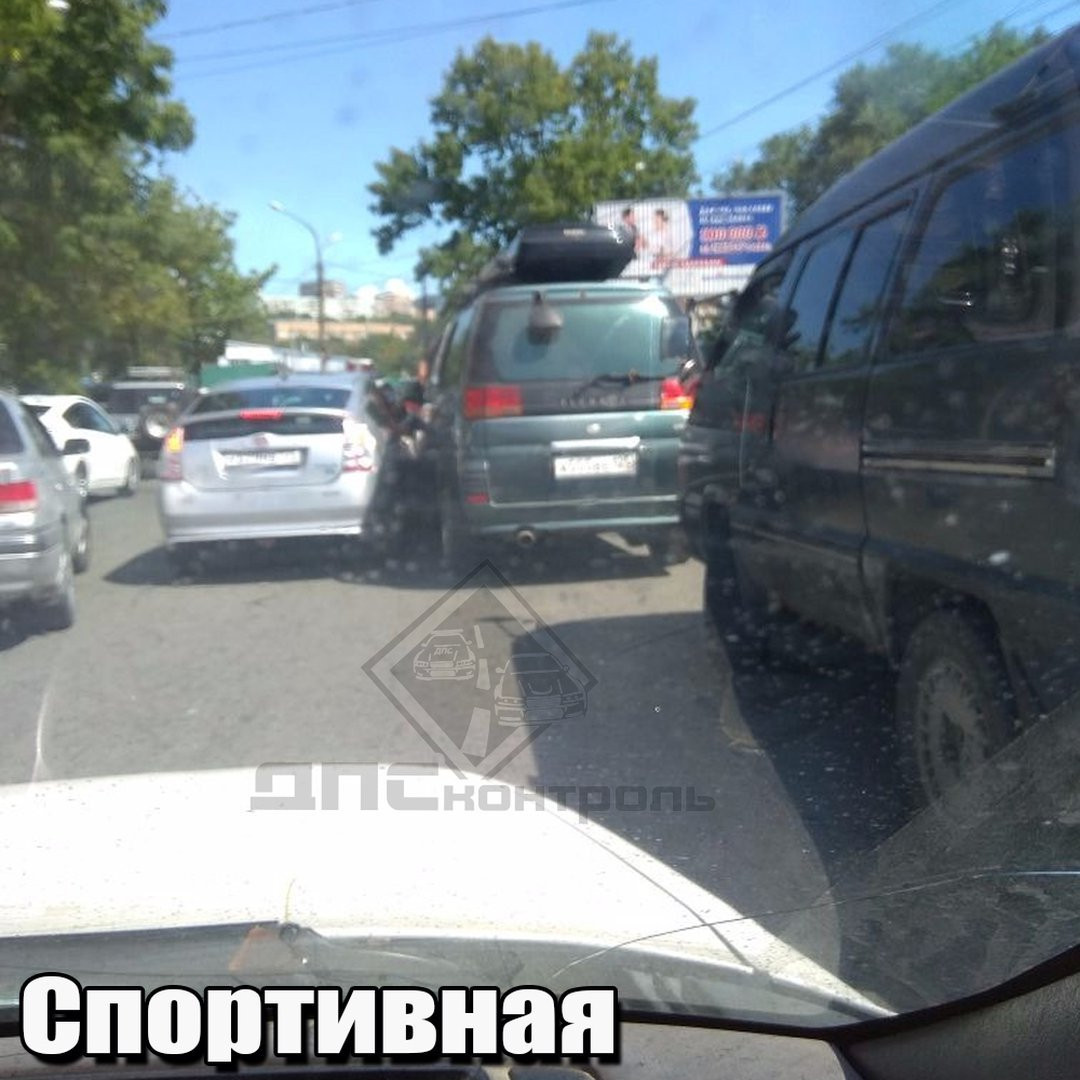 Пробка "сковала" одну из улиц Владивостока (фото)