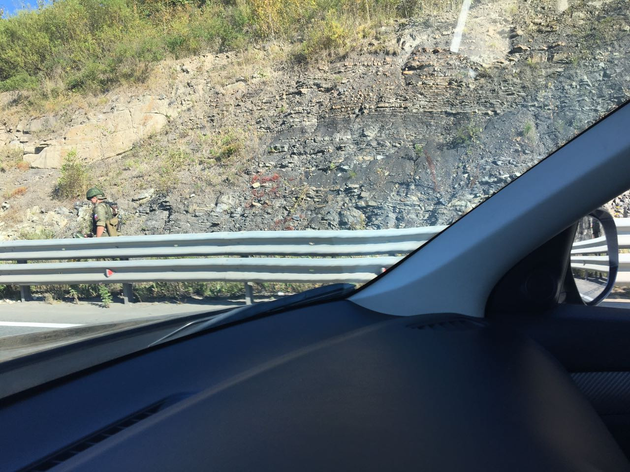 Военные ищут бомбу на гострассе во Владивостоке (фото, видео)