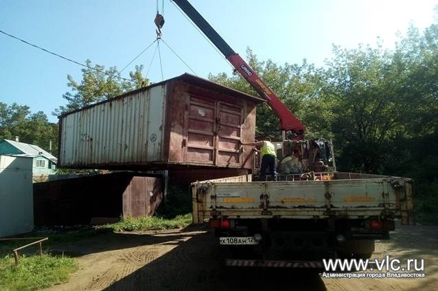 Гараж взлетел на воздух во Владивостоке